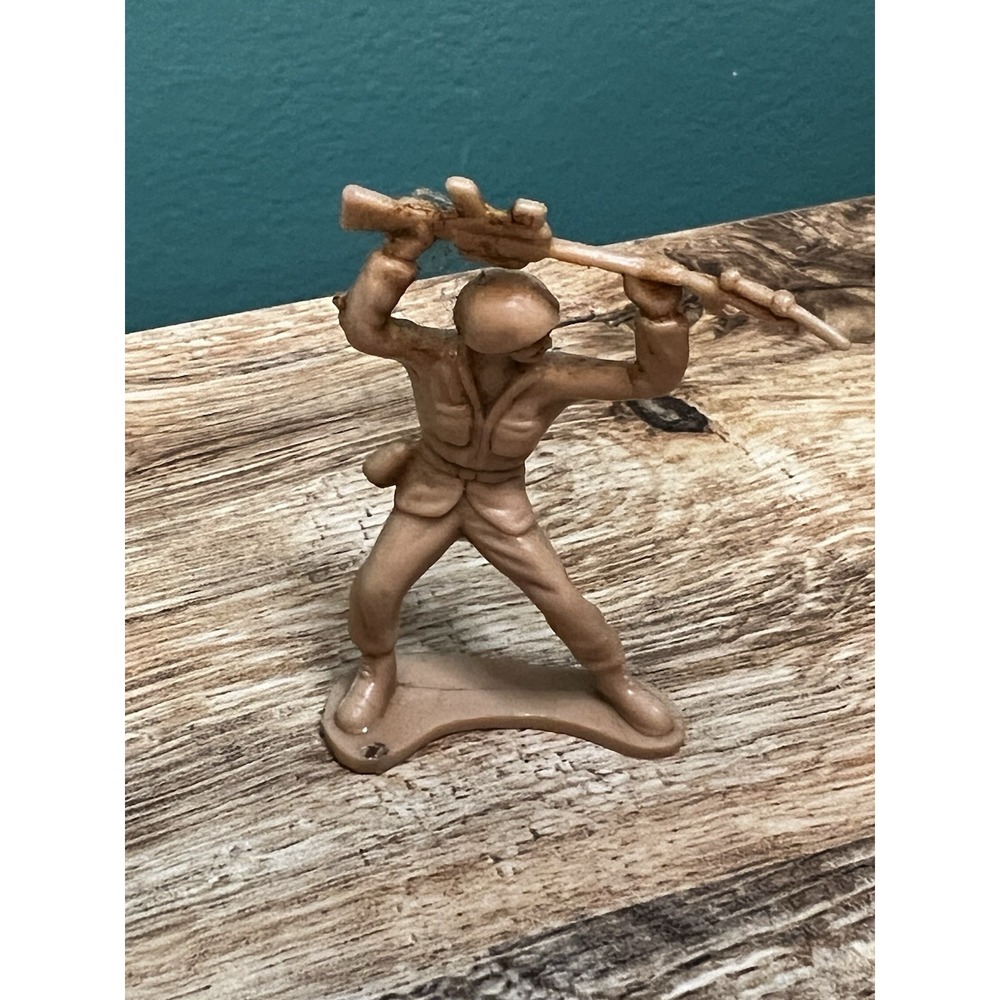 VINTAGE  TOY PLASTIC BEIGE TAN ARMY SOLDIER Rifle Bayonet Over Head Position G23